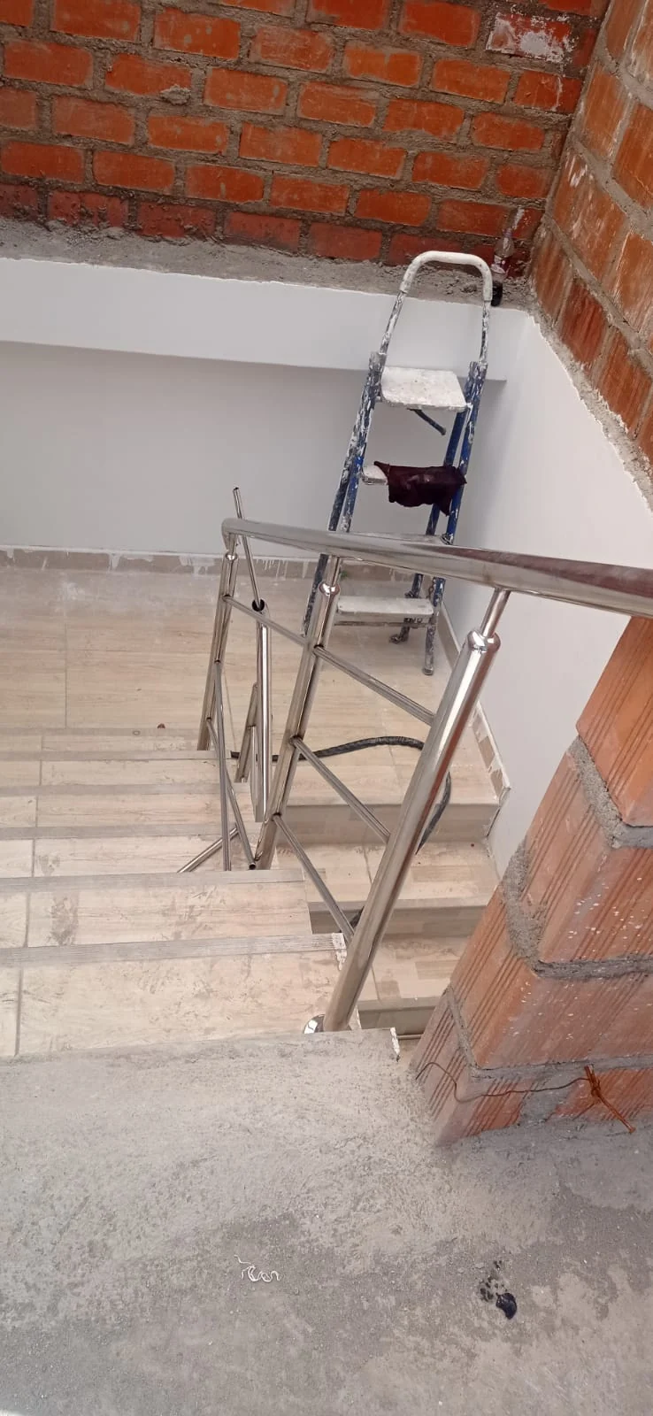 Fabricación de barandas y pasamanos en acero inoxidable - Hotel El Virrey Suite, Espinar Cusco mayo 2024 miniatura 2