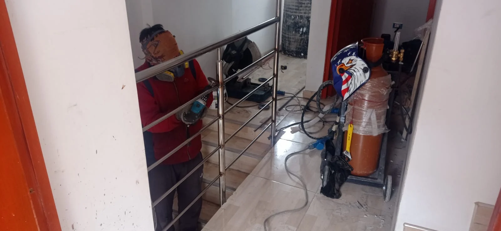Fabricación de barandas y pasamanos en acero inoxidable - Hotel El Virrey Suite, Espinar Cusco mayo 2024 miniatura 3