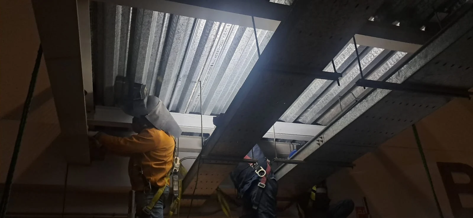 Inspección visual defectos de soldadura en uniones soldadas de vigas puente miniatura 3