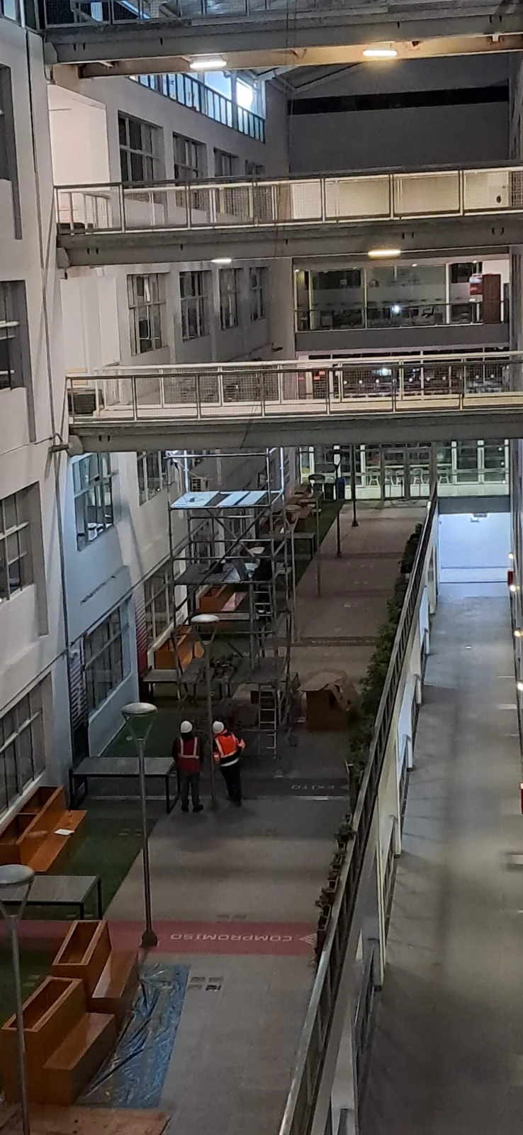 Instalación de Vigas H nuevas en pasarela puente - UTP Arequipa