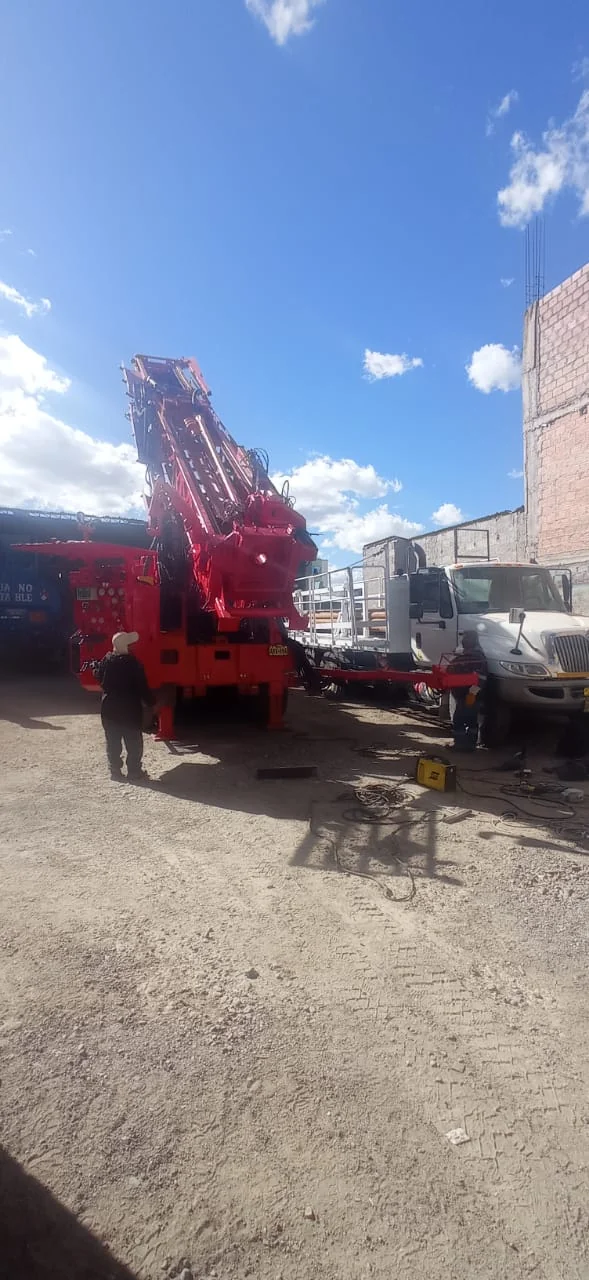 Instalación y fabricación estructura guarda metálica para Máquina Perforadora miniatura 2