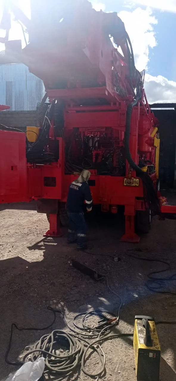 Instalación y fabricación estructura guarda metálica para Máquina Perforadora