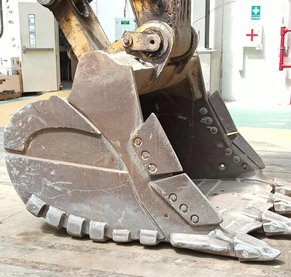 Reparación y Mantenimiento Cucharón Retroexcavadora - Cargador