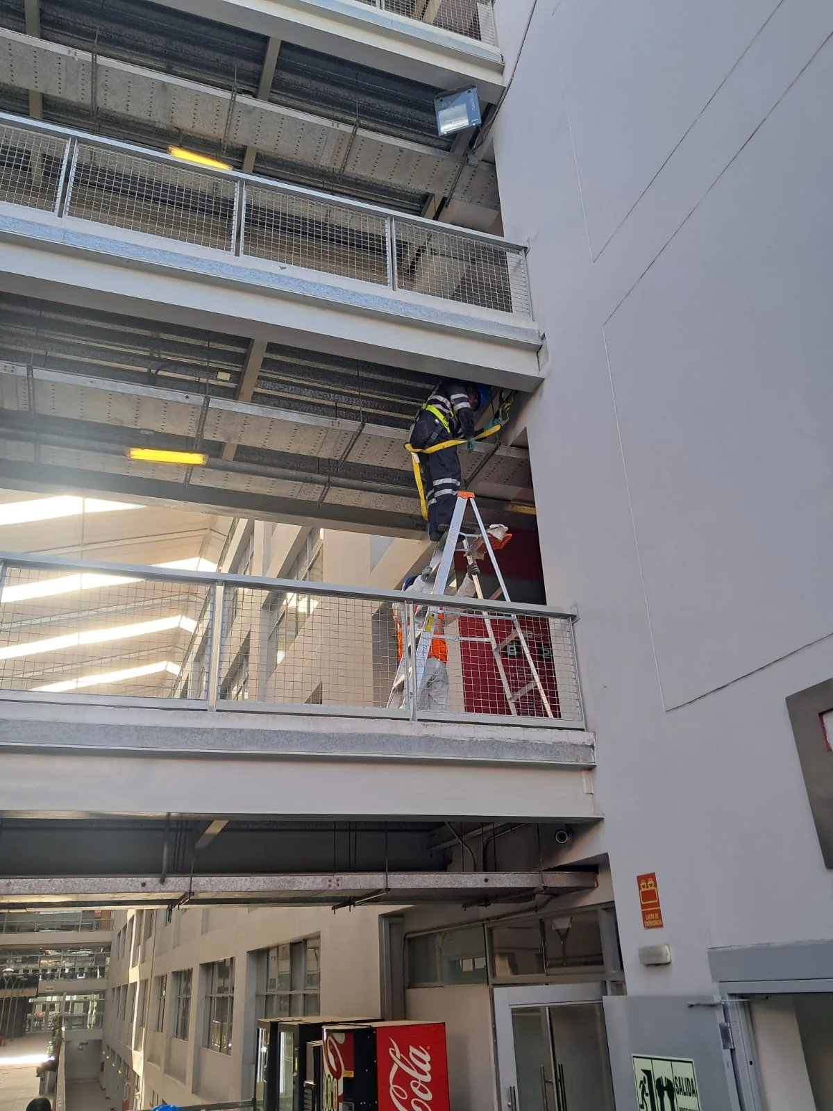 Visita Técnica para evaluar estructurad de vigas de acero - puentes UTP Arequipa miniatura 8